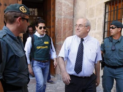 El alcalde de Caravaca de la Cruz, Domingo Aranda, escoltado por la Guardia Civil
