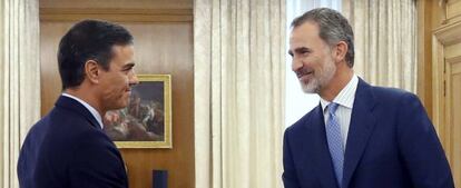 El presidente del Gobierno en funciones y líder del PSOE, Pedro Sánchez (izquierda), en su encuentro con el Rey Felipe VI.