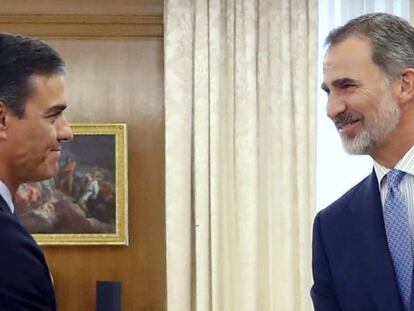 El presidente del Gobierno en funciones y líder del PSOE, Pedro Sánchez (izquierda), en su encuentro con el Rey Felipe VI.