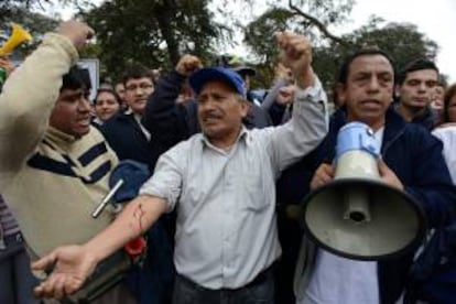Médicos y trabajadores de la salud se sacan sangre de los brazos en señal de protesta frente a la sede del Ministerio de Salud en Lima (Perú).