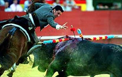 Martín González Porras prende una rosa al cuarto toro de la tarde.