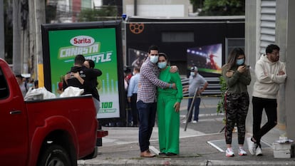 Familiares reaccionan en la escena del crimen.