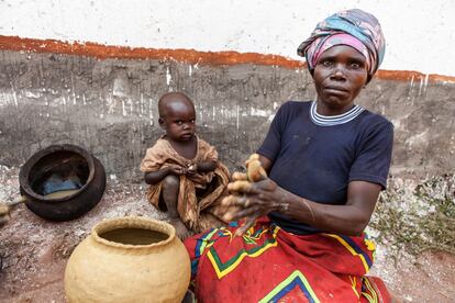 No hace mucho tiempo, la mayor parte de la población de Burundi se abastecía de las vasijas de barro delos batwa. La llegada de los objetos de plástico 'Made in China', más baratos y duraderos, ha puesto fin a su única fuente de ingresos.