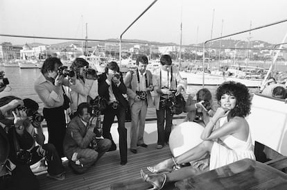El 13 de mayo de 1979, la actriz británica Joan Collins posó para los medios de comunicación antes de la presentación de su película 'The Bitch' en la 32 edición del festival de cine de Cannes.