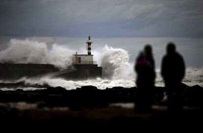 Las olas rodean el faro en la costa de San Esteban de Pravia, en Asturias, el 8 de febrero de 2016.