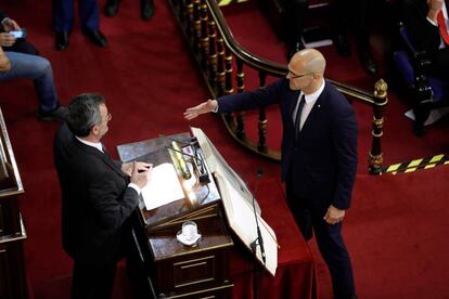 El senador de ERC, Raül Romeva, presta juramento durante la sesión constitutiva. 