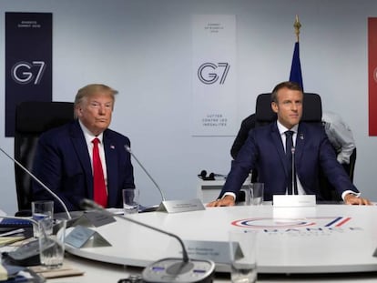 El presidente de Estados Unidos, Donald Trump, junto al presidente francés Emmanuel Macron y la canciller alemana, Angela Merkel, durante una sesión de trabajo de la cumbre del G7 en Biarritz, en agosto de 2019. 