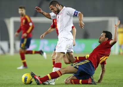 Sergio Busquets intenta robar el balón a Jaba Kankava.