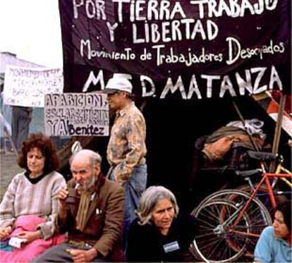 Parados y jubilados, en un piquete montado en La Matanza contra las medidas del Gobierno.