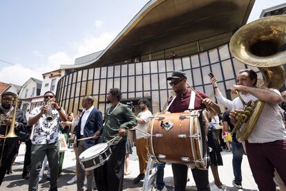 Bandas de jazz en las puertas de la Casa Museo Louis Armstrong.