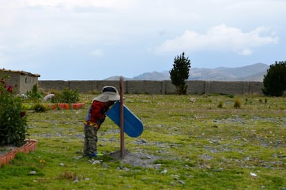 Los niños son los más vulnerables a la fasciolasis, ya que son los que más a menudo comen plantas acuáticas crudas y a los que más afecta: con frecuencia causa anemia y retrasos en el crecimiento físico y mental.