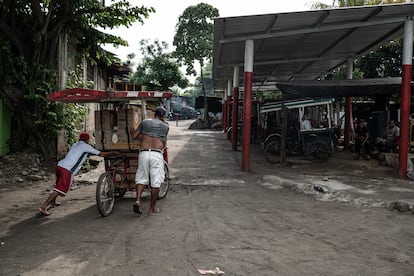 Los contrabandistas transportan migrantes hasta la orilla mexicana y productos mexicanos hacia aldeas cercanas en Guatemala. 