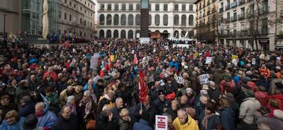 Vista general de los asistentes a la manifestación por unas pensiones dignas frente al Museo Reina Sofía de Madrid.