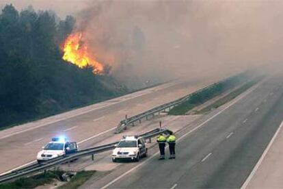 El incendio forestal ha obligado a cortar en ambos sentidos la autopista AP-7 y la N-340 por falta de visibilidad debido al humo.