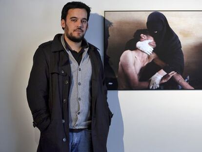 Samuel Aranda, ante la foto que le vali&oacute; el premio World Press Photo.