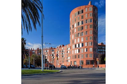<b>Diversos arquitectes.</b> Els Jocs Olímpics del 1992 van impulsar l'operació urbanística més important a Barcelona des del pla Cerdà del 1860. A partir de la trama de lEixample vuitcentista, es feien una sèrie d'intervencions al llarg del litoral urbà que, a més del projecte de la Villa Olímpica. de l'equip d'arquitectes MBM (Bohigas, Martorell, Mackay), preveia la construcció de dos mil habitatges, un parc amb el front marítim i un port esportiu culminat per dues torres com a porta al mar: l'edifici Mapfre, d'Ortiz i León, i l'Hotel Arts, de Bruce Graham (SOM). Un dels projectes més ben valorats és el bloc de cases projectat pels arquitectes José Antonio Martínez Lapeña i Elías Torres a la plaça de Tirant lo Blanc, com una poma oberta de maó vist amb una torre, amb el qual van obtenir el Gran Premi d'Arquitectura 1992, que atorga el FAD..
