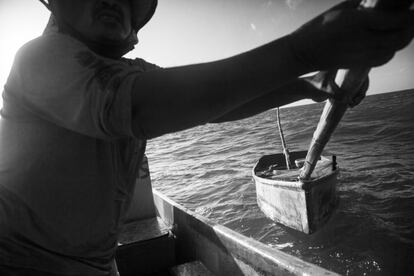 Para capturar pulpo se utilizan palos de bambú que se colocan en la proa y popa y adonde ata el hilo pulpero con el cebo. A través de este método, llamado "de gareteo", se pescan de uno en uno los ejemplares machos que atacan el cebo, evitando que las hembras escondidas en cuevas para proteger sus huevos, sean capturadas.