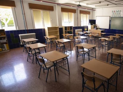 Aula vacía de un colegio de Granada.