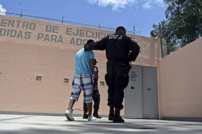 Un joven es acompañado por un policía en un centro de internamiento en Chilpancingo, Guerrero.