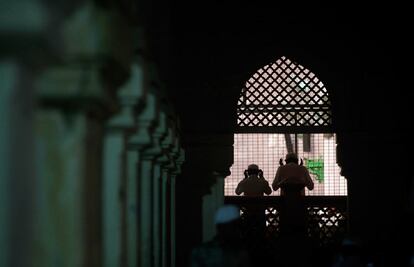 Dos musulmanes rezan en la mezquita de Mecca, en Hyderabad, India.