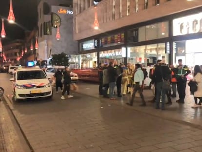 Agentes de polícia e transeuntes em Haia, depois do incidente.