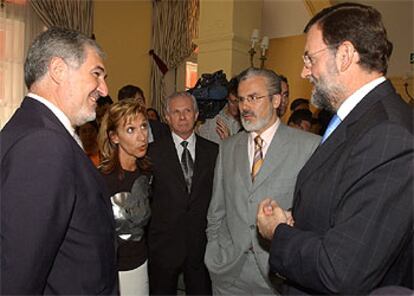 De izquierda a derecha: Conde-Pumpido, la eurodiputada Rosa Díez, Hugo Omar Cañón, fiscal general de Bahía Blanca (Argentina), el juez Baltasar Garzón y Mariano Rajoy, secretario general del PP, en El Escorial.