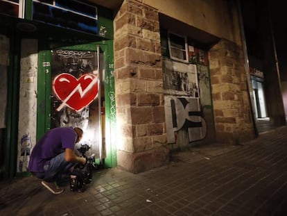 Un càmera grava el nou local ocupat.