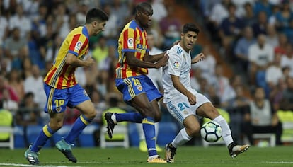 Asensio, presionado por Kondogbia y Soler.