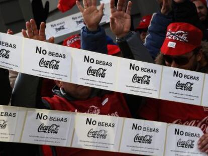 Los trabajadores de Coca-Cola protestan por los despidos.