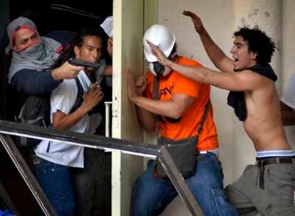 Pistoleros partidarios de Chávez atacan a estudiantes opositores en la Universidad Central de Venezuela.