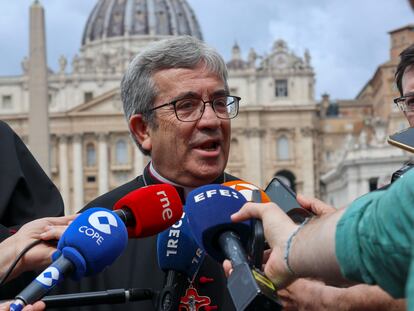 El presidente de la Conferencia Episcopal Española, el arzobispo Luis Argüello, hace declaraciones a los medios en el Vaticano tras reunirse con el Papa el pasado viernes.