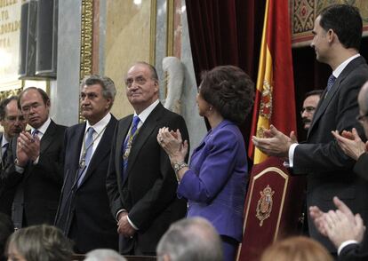 El rey Juan Carlos recibe los aplausos de los asistentes a la inauguración en las Cortes de la X legislatura tras su discurso.