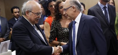 El ministro de Hacienda, Crist&oacute;bal Montoro, saluda al consejero de Hacienda de Catalu&ntilde;a, Andreu Mas-Colell. 