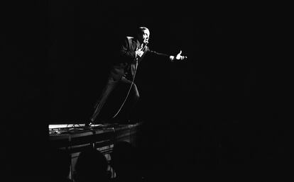 Charles Aznavour, cantando en el Carnegie Hall de Nueva York en 1963.