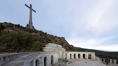 The family of Franco enter the temple to attend the exhumation of the remains of the dictator in the basilica of the Valley of the Fallen.