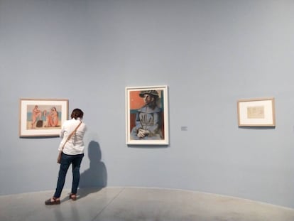 Una mujer en plena recorrida de la muestra.