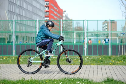 Un niño tras el cierre de los colegios este martes en Vitoria.