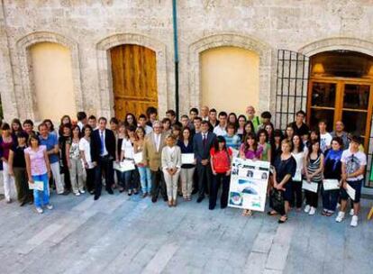 A la izquierda, los finalistas baleares (Marratxí, Santa Margalida y Josep Miquel Guàrdia), con el presidente de la comunidad, Francesc Antich, y el director adjunto de EL PAÍS, Enric Hernández.