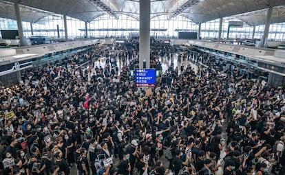 A manifestação no aeroporto de Hong Kong provocou o cancelamento de todos os voos.