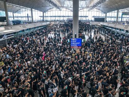 Manifestación este lunes en el aeropuerto de Hong Kong.