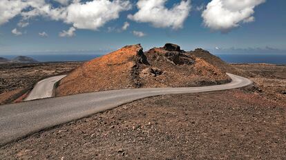 El camino transitado solo por autobuses llenos de turistas en el parque nacional de Timanfaya (Lanzarote).