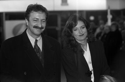 Paco Lobatón y la periodista Mari Pau Domínguez, su esposa durante dos décadas, a su llegada a la entrega de los premios TP de televisión de 1995.