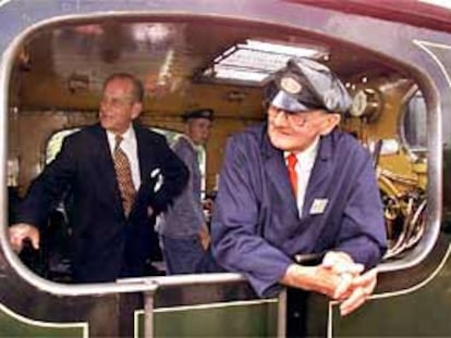 El duque de Edimburgo, durante su visita a la isla de White.