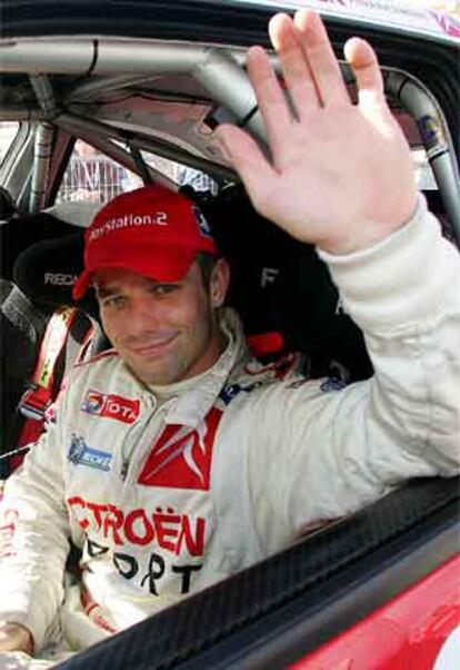 Sebastien Loeb saluda al público de Córcega desde su coche tras proclamarse campeón del mundo.