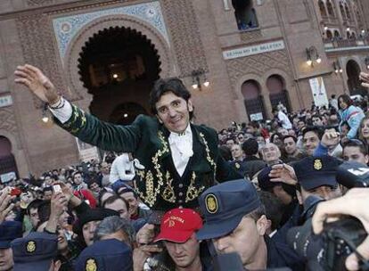 Diego Ventura sale por la puerta grande de Las Ventas.