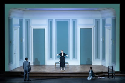 La soprano Eleonora Buratto (en el centro), el barítono Lodovico Filippo Ravizza (a la izquierda) y la ‘mezzosoprano’ Silvia Tro Santafé (a la derecha) en la escena final de ‘Roberto Devereux’, el pasado 4 de junio en el Palau de Les Arts.