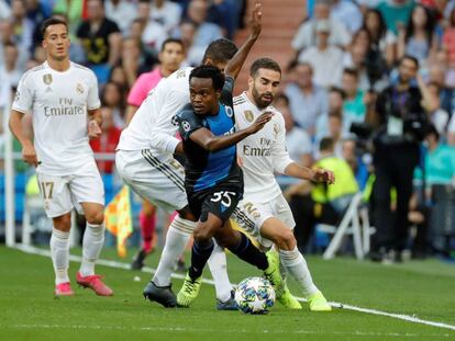 Tau se marchar de Varane y Nacho.