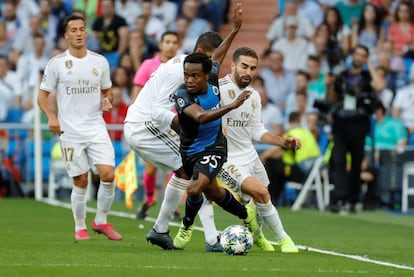 Tau se marchar de Varane y Nacho.