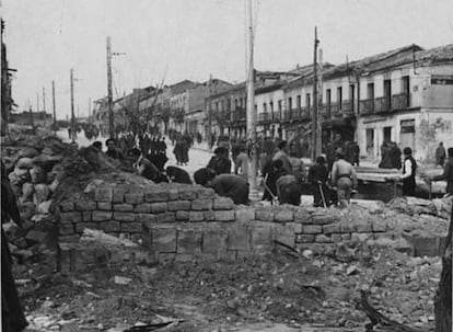 1 de abril de 1939. Un grupo de personas derriba una barricada y un emplazamiento de armas. La vida vuelve a la normalidad tras el final de la Guerra Civil española.