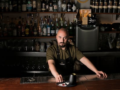 Borja Insa en la barra de su coctelería de Zaragoza.